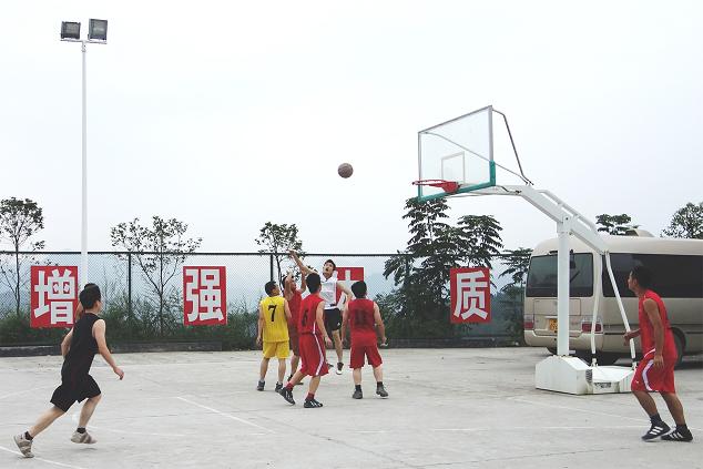 龙永17标与业主公司举行篮球友谊赛