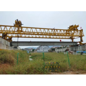 张公庙澧水特大桥首片箱梁架设完成