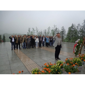 集团公司组织党员干部到林伯渠故居接受革命传统教育