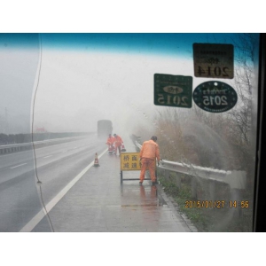 常吉养护项目部全力抗冰保畅通