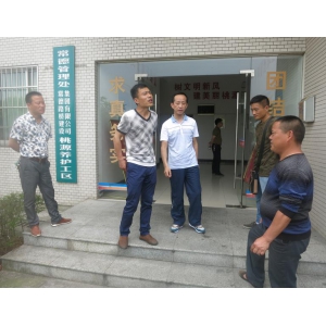 厚德公司“五一”节前慰问一线劳动者