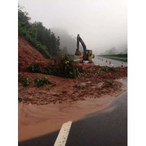 常德高速养护二工区紧急处置一处滑坡险情